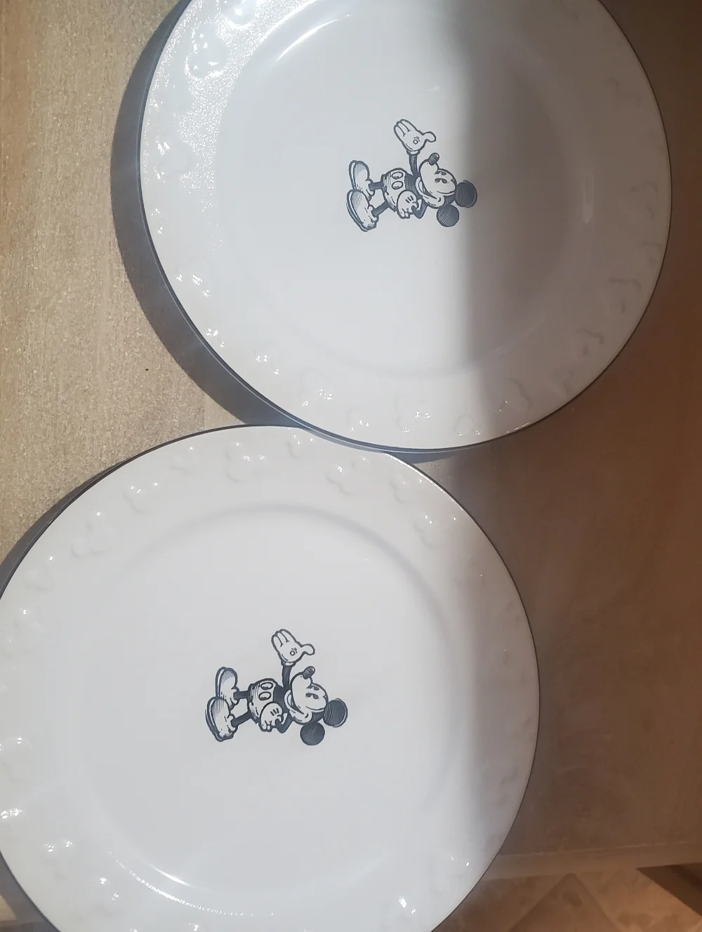 MICKEY MOUSE COLLECTIBLE DINNER PLATES. SET OF 2. CLASSIC BLK/ WHT. 11 IN. NWT